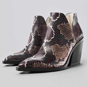 Vince Camuto Genuine Leather Snakeskin Print Gigietta Western Bootie 5 NEW